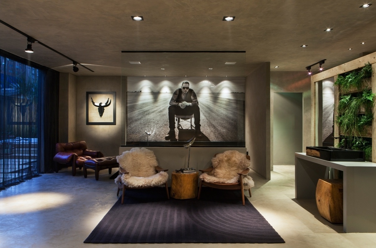 O Loft projetado pela dupla Fernanda Fetter e Gabriela Pereira é uma homenagem ao DJ Renato Ratier. Os pontos de luz no trilho e embutidos no teto realçam o revestimento em cimento queimado e dão um clima intimista ao espaço. A terceira edição da Casa Cor MS fica em cartaz até dia 14 de setembro de 2014, em dois pavimentos do novo prédio do Hospital de Câncer, em Campo Grande. Outras informações: www.casacor.com.br/matogrossodosul - Felipe Araújo/Divulgação