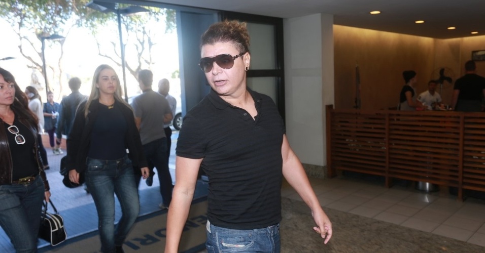 07.ago.2014 - O promoter David Brazil se despede de Glaycon Muniz no velório no Memorial do Carmo, no Rio de Janeiro