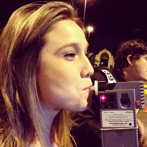6.ago.2014 - Fernanda Gentil postou uma foto no Instagram assoprando o bafômetro
