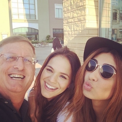 7.ago.2014 - Bruna Marquezine aparece em selfie com o produtor Uri Singer e a amiga Stéphannie Oliveira
