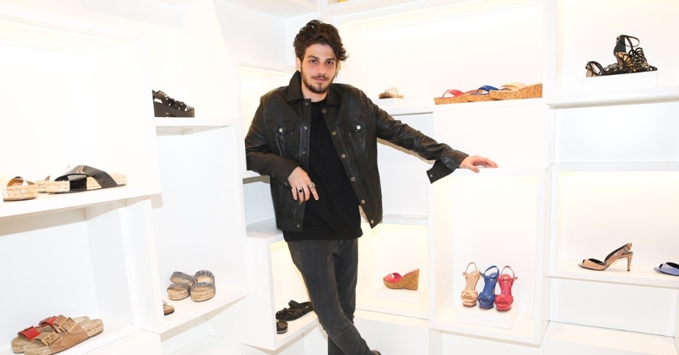 7.ago.2014 - Chay Suede foi a grande atração do coquetel de lançamento da nova coleção de calçados de uma grife feminina. O evento aconteceu em São Paulo e o ator fez um pocket show para os convidados