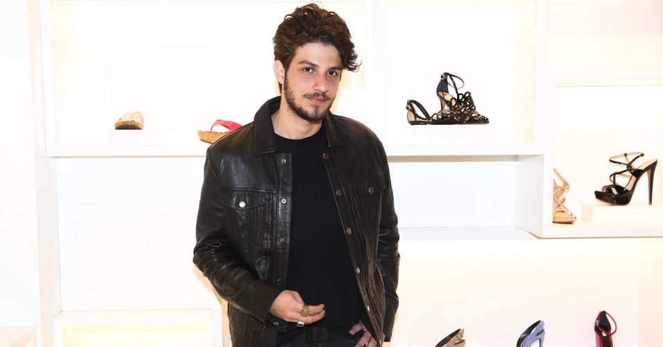 7.ago.2014 - Chay Suede foi a grande atração do coquetel de lançamento da nova coleção de calçados de uma grife feminina. O evento aconteceu em São Paulo e o ator fez um pocket show para os convidados
