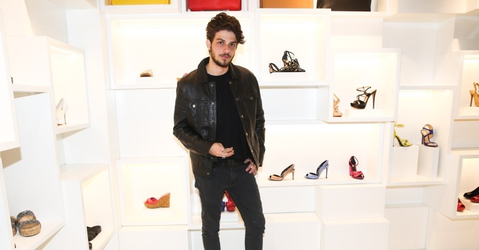 7.ago.2014 - Chay Suede é grande atração do coquetel de lançamento da nova coleção de calçados da Schutz, em São Paulo