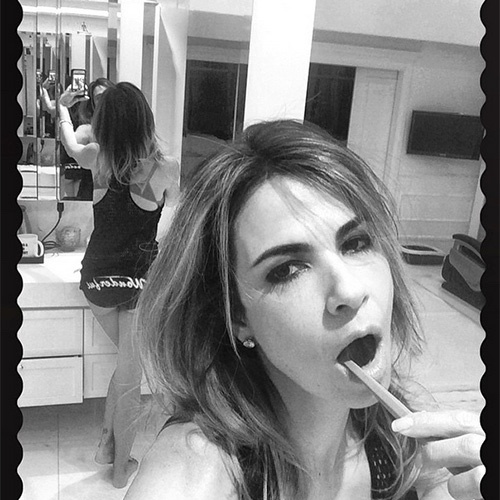 7.ago.2014 - Luciana Gimenez postou uma selfie nesta madrugada de calcinhas e escovando os dentes. "Saúde. Casa. Dentes"