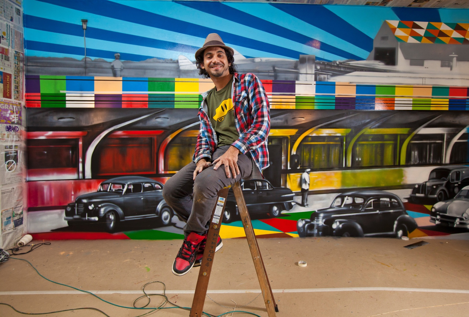 7.ago.2014 - O muralista Eduardo Kobra, de 36 anos, diz que é um "privilegiado" por quebrar o cinza dos muros com as cores vibrantes de suas obras e retratos."A verdade é que me sinto um privilegiado por pintar na rua. O maior museu é a rua, ao ar livre e que faz com a arte possa chegar a todas as pessoas, pobres ou ricos", revelou durante uma entrevista à Agência EFE. - Ze Carlos Barretta/Folhapress