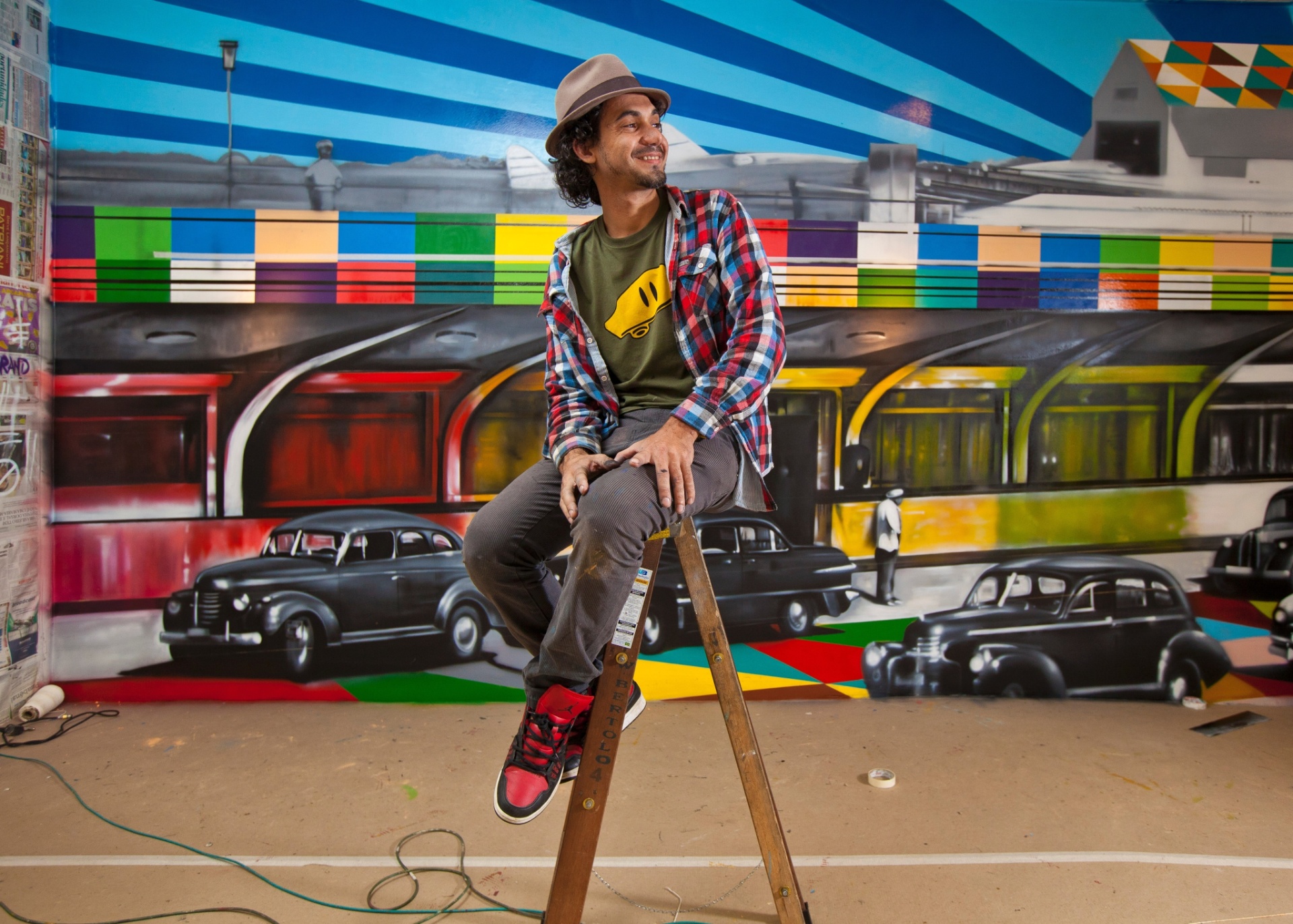 7.ago.2014 - O muralista Eduardo Kobra, de 36 anos, diz que é um "privilegiado" por quebrar o cinza dos muros com as cores vibrantes de suas obras e retratos."A verdade é que me sinto um privilegiado por pintar na rua. O maior museu é a rua, ao ar livre e que faz com a arte possa chegar a todas as pessoas, pobres ou ricos", revelou durante uma entrevista à Agência EFE. - Ze Carlos Barretta/Folhapress