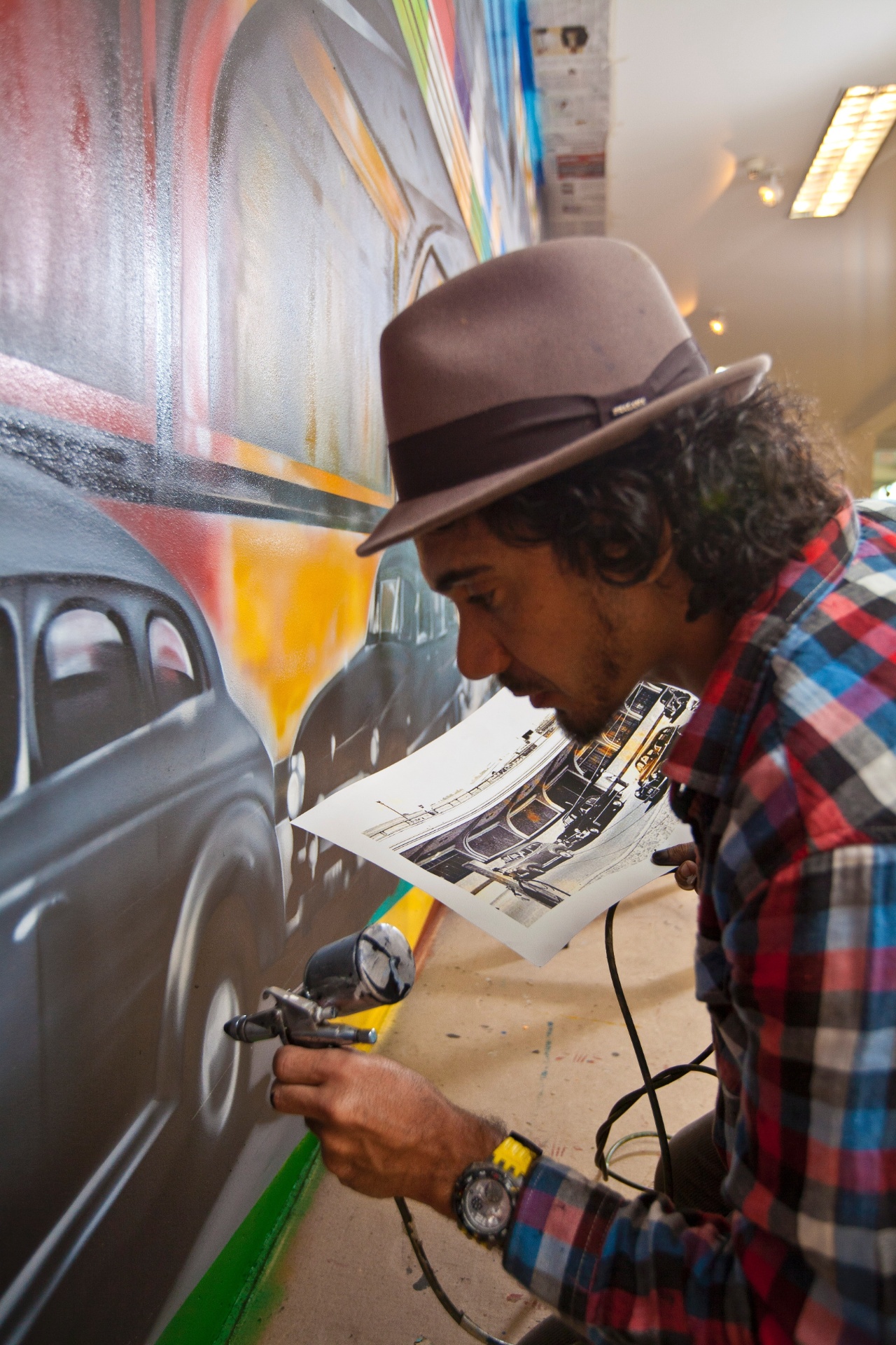 7.ago.2014 - O muralista Eduardo Kobra, de 36 anos, diz que é um "privilegiado" por quebrar o cinza dos muros com as cores vibrantes de suas obras e retratos."A verdade é que me sinto um privilegiado por pintar na rua. O maior museu é a rua, ao ar livre e que faz com a arte possa chegar a todas as pessoas, pobres ou ricos", revelou durante uma entrevista à Agência EFE. - Ze Carlos Barretta/Folhapress