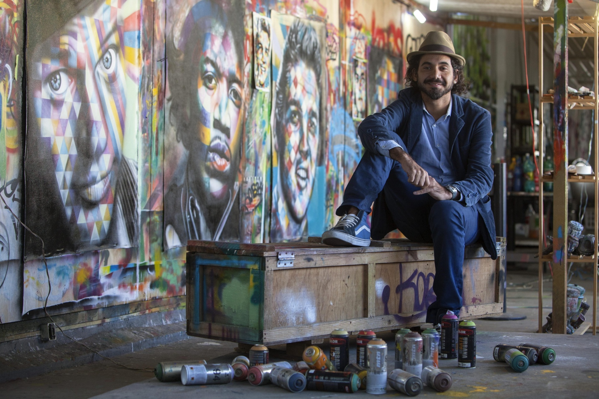 7.ago.2014 - O muralista Eduardo Kobra, de 36 anos, diz que é um "privilegiado" por quebrar o cinza dos muros com as cores vibrantes de suas obras e retratos."A verdade é que me sinto um privilegiado por pintar na rua. O maior museu é a rua, ao ar livre e que faz com a arte possa chegar a todas as pessoas, pobres ou ricos", revelou durante uma entrevista à Agência EFE. - EFE/SEBASTIÃO MOREIRA