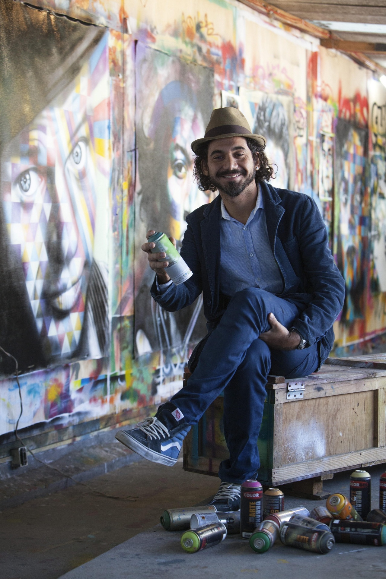 7.ago.2014 - O muralista Eduardo Kobra, de 36 anos, diz que é um "privilegiado" por quebrar o cinza dos muros com as cores vibrantes de suas obras e retratos."A verdade é que me sinto um privilegiado por pintar na rua. O maior museu é a rua, ao ar livre e que faz com a arte possa chegar a todas as pessoas, pobres ou ricos", revelou durante uma entrevista à Agência EFE. - EFE/SEBASTIÃO MOREIRA