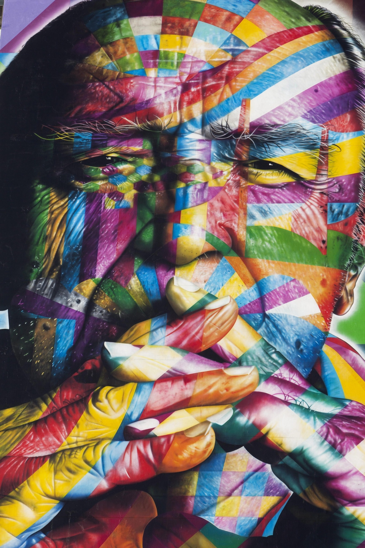 7.ago.2014 - O muralista Eduardo Kobra, de 36 anos, diz que é um "privilegiado" por quebrar o cinza dos muros com as cores vibrantes de suas obras e retratos."A verdade é que me sinto um privilegiado por pintar na rua. O maior museu é a rua, ao ar livre e que faz com a arte possa chegar a todas as pessoas, pobres ou ricos", revelou durante uma entrevista à Agência EFE. - EFE/SEBASTIÃO MOREIRA