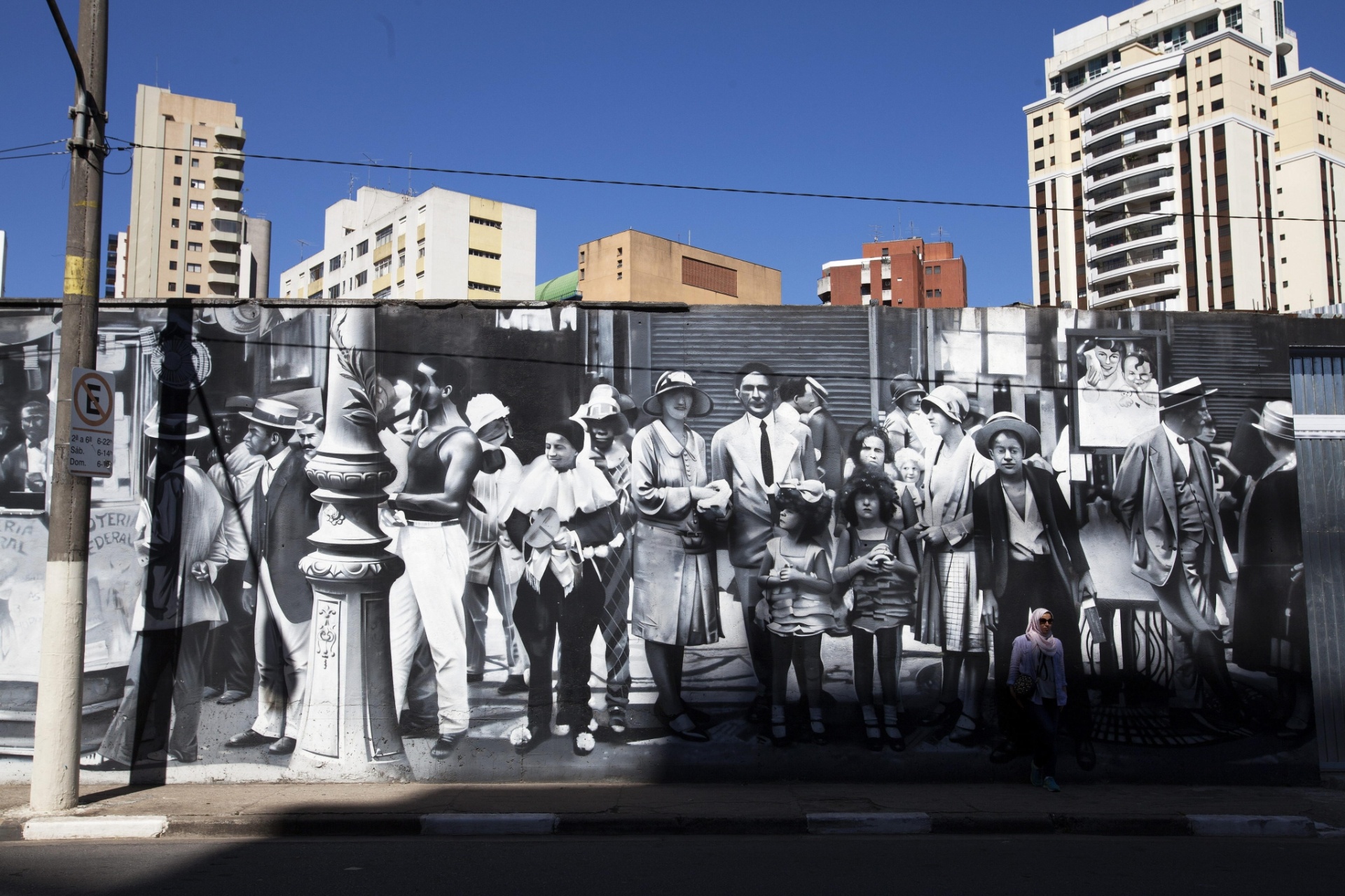 7.ago.2014 - O muralista Eduardo Kobra, de 36 anos, diz que é um "privilegiado" por quebrar o cinza dos muros com as cores vibrantes de suas obras e retratos."A verdade é que me sinto um privilegiado por pintar na rua. O maior museu é a rua, ao ar livre e que faz com a arte possa chegar a todas as pessoas, pobres ou ricos", revelou durante uma entrevista à Agência EFE. - EFE/SEBASTIÃO MOREIRA