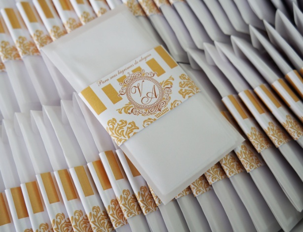 Lencinhos de papel para as lágrimas dos convidados durante a cerimônia podem ser personalizados com monogramas, como esses da Casamentos e Travessuras - Divulgação 