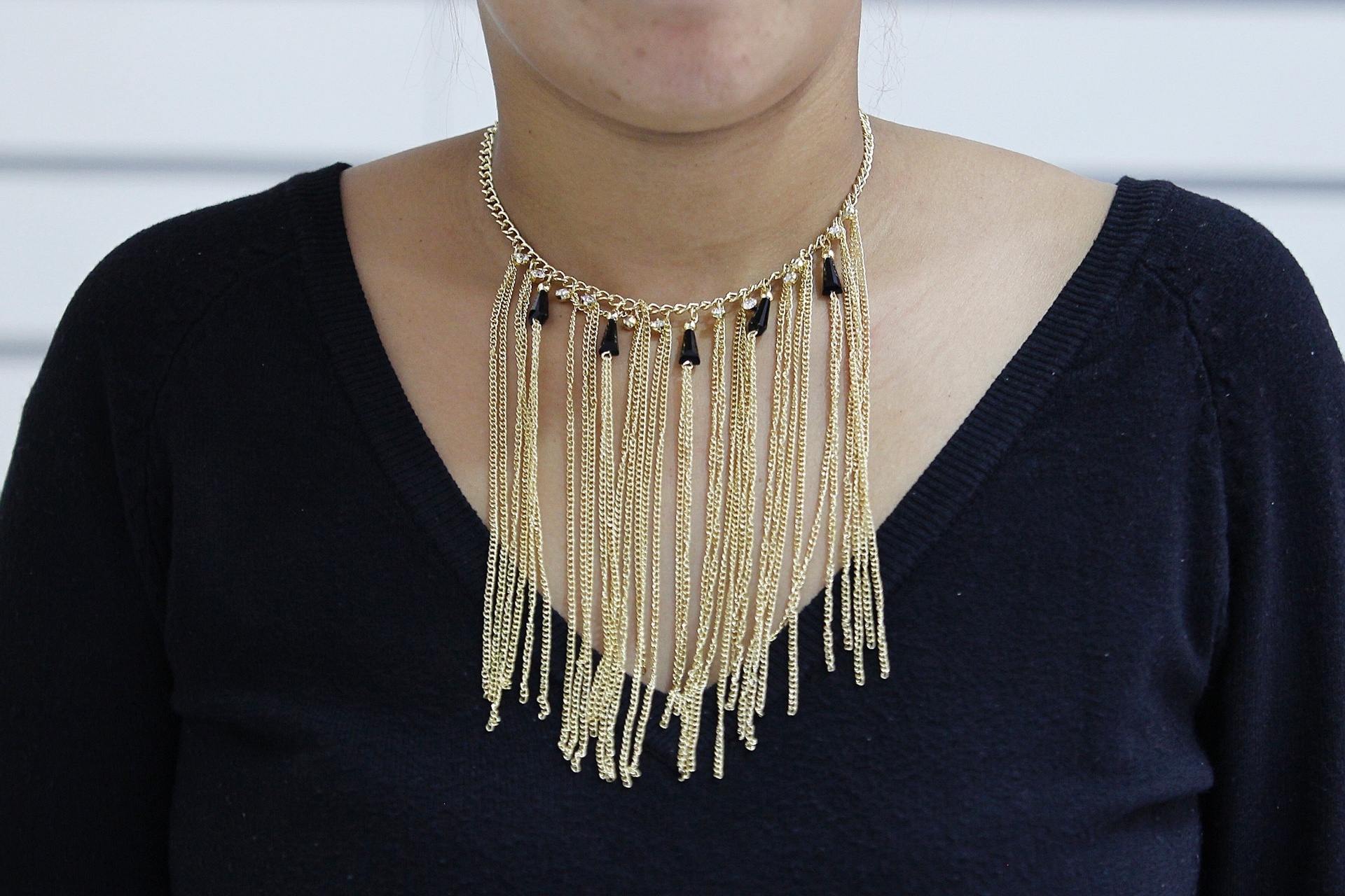 Colar de franja dourado com strass e acrílico preto. R$ 11,99, Angel Bijoux_EDIT44_37653928 - Reinaldo Canato/UOL