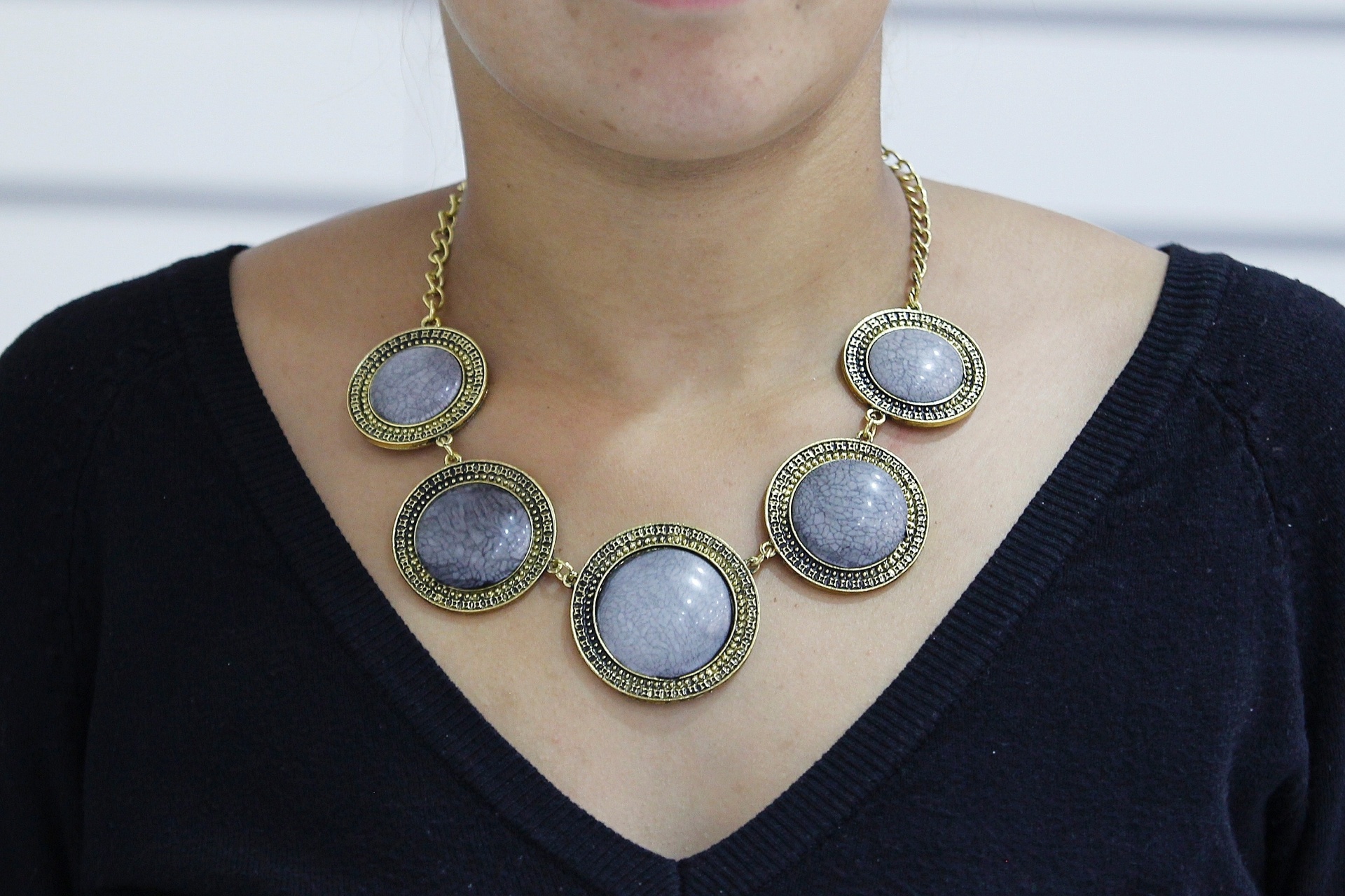 Colar de metal ouro velho com pedras. R$ 12,99, Angel Bijoux_EDIT47_37653948 - Reinaldo Canato/UOL