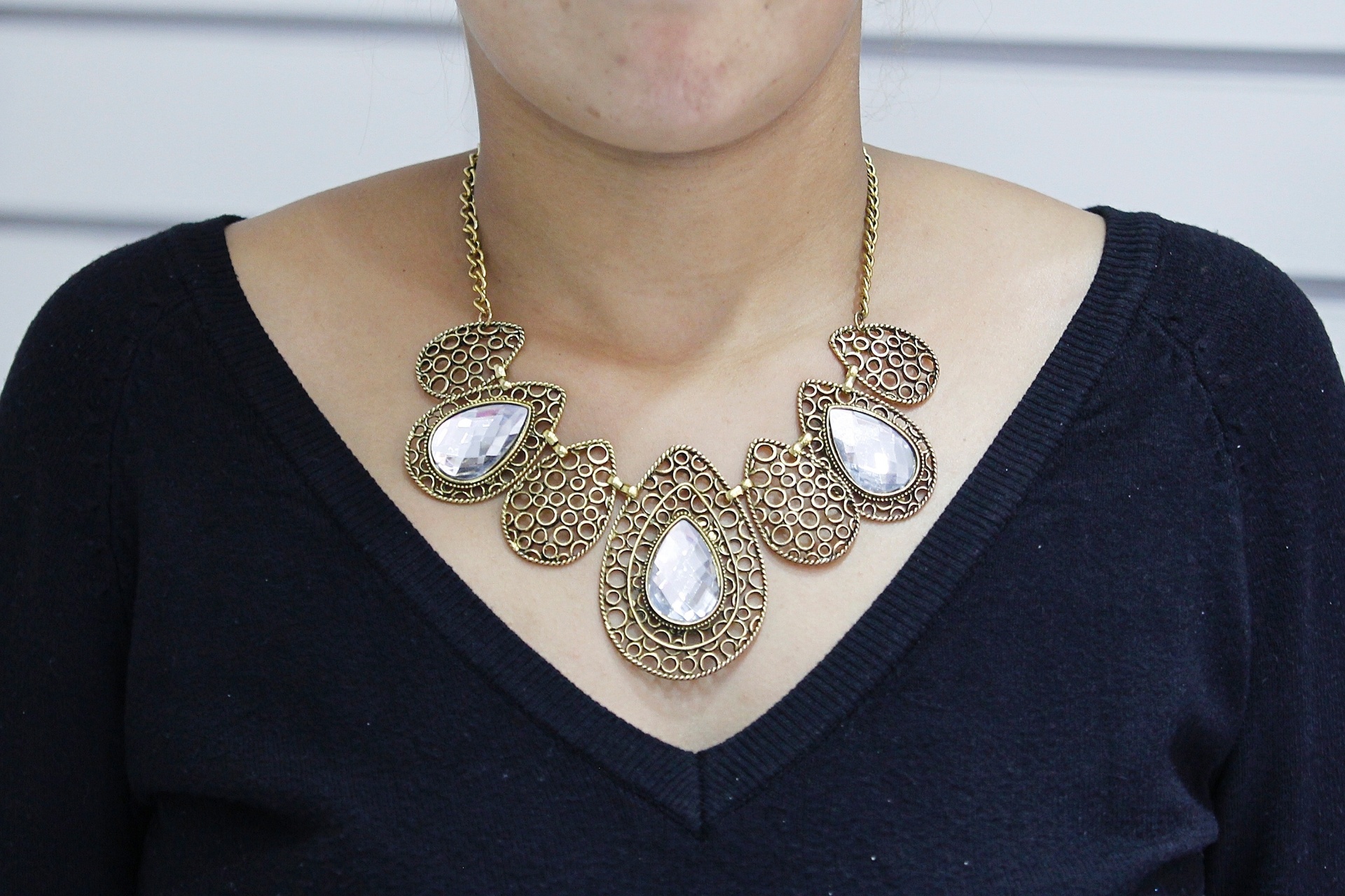 Colar ouro velho com pedras. R$ 13,99, Angel Bijoux._EDIT53_37654006 - Reinaldo Canato/UOL