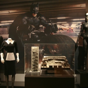 1º.ago.2014 - Antes de usar a fantasia de Mulher Gato (à dir.) em "Batman: o Cavaleiro das Trevas Ressurge", Anne Hattaway fez teste para a personagem Harley Quinn; material faz parte da Warner Bros. VIP Studio Tour, na Califórnia - Emerson Rodrigues/UOL