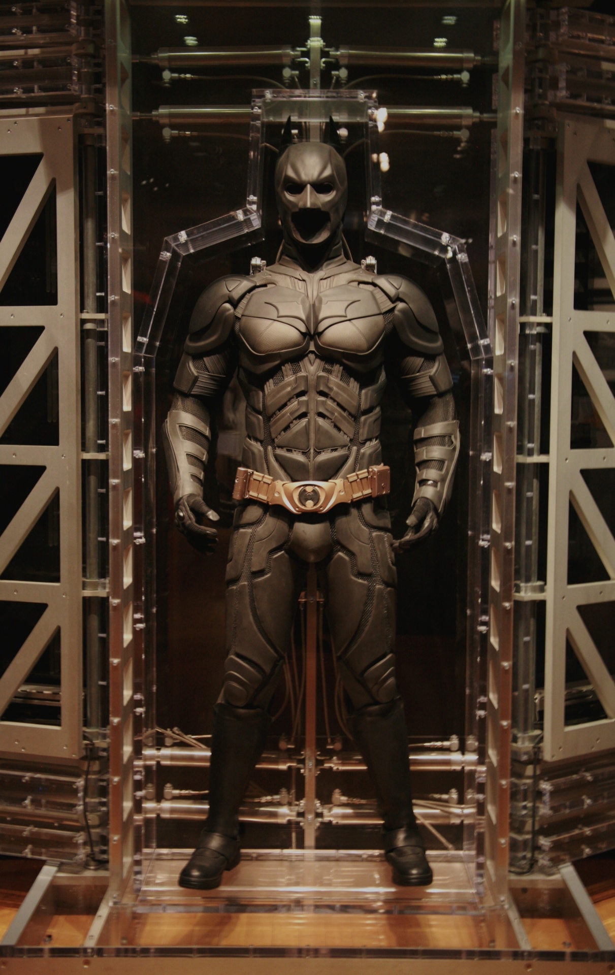 1º.ago.2014 - Figurino usado por Christian Bale em "Batman: o Cavaleiro das Trevas Ressurge"; material faz parte da Warner Bros. VIP Studio Tour, na Califórnia - Emerson Rodrigues/UOL