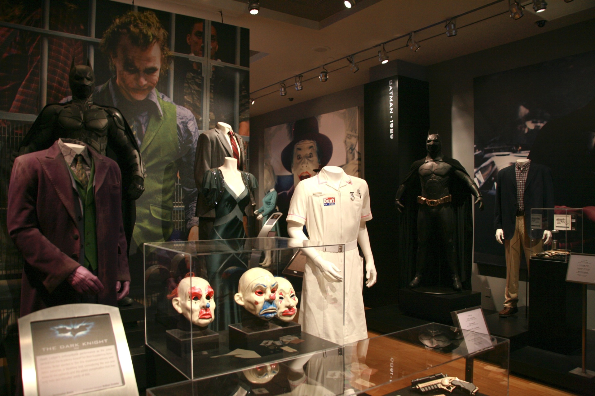 1º.ago.2014 - Figurinos usados em "Batman: o Cavaleiro das Trevas "; material faz parte da Warner Bros. VIP Studio Tour, na Califórnia - Emerson Rodrigues/UOL