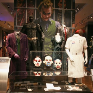 1º.ago.2014 - Figurinos usados por Heath Ledger (Coringa) e Christian Bale em "Batman: o Cavaleiro das Trevas "; material faz parte da Warner Bros. VIP Studio Tour, na Califórnia - Emerson Rodrigues/UOL