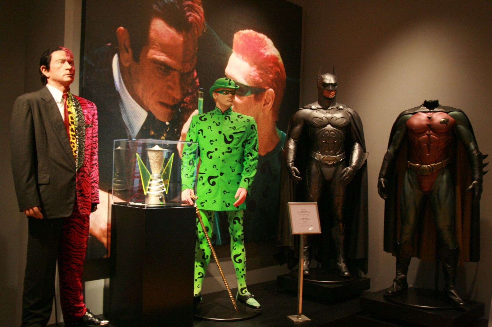 1º.ago.2014 - Figurinos usados por Tommy Lee Jones (Duas Caras), Jim Carrey (Charada), Val Kilmer (Batman) e Chris O´Donnel (Robin) em "Batman Forever"; material faz parte da Warner Bros. VIP Studio Tour, na Califórnia - Emerson Rodrigues/UOL