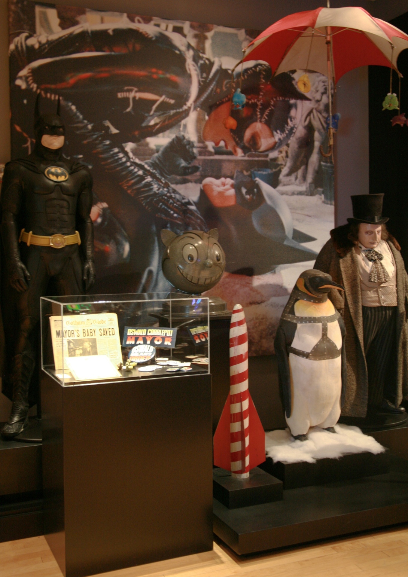 1º.ago.2014 - Objetos de cena e figurinos usados por Michael Keaton (Batman) e Danny DeVitto (Pinguim) em "Batman: o Retorno"; material faz parte da Warner Bros. VIP Studio Tour, na Califórnia - Emerson Rodrigues/UOL