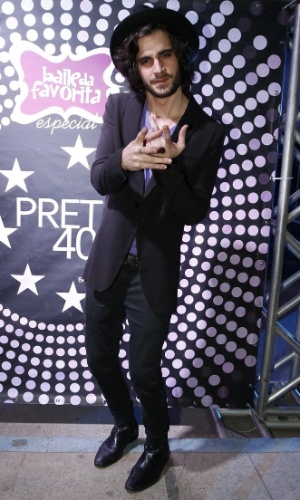 7.ago.2014 - O ator e cantor Fiuk faz pose na porta do aniversário de 40 anos da cantora Preta Gil no baile "A Favorita", na quadra da Rocinha, no Rio de Janeiro, nesta quinta-feira