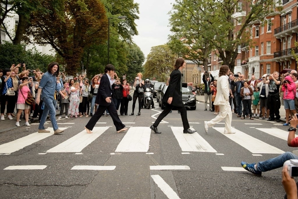 8.ago.2014 - 45 anos depois. atores do musical "Let it Be" recriaram nesta sexta-feira (8), em Londres, a icônica capa do disco "Abbey Road" - Leon Neal/AFP Photo