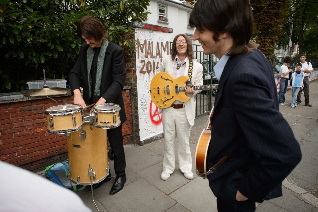 8.ago.2014 - Atores do musical "Let it Be" em Abbey Road, em Londres - Leon Neal/AFP Photo