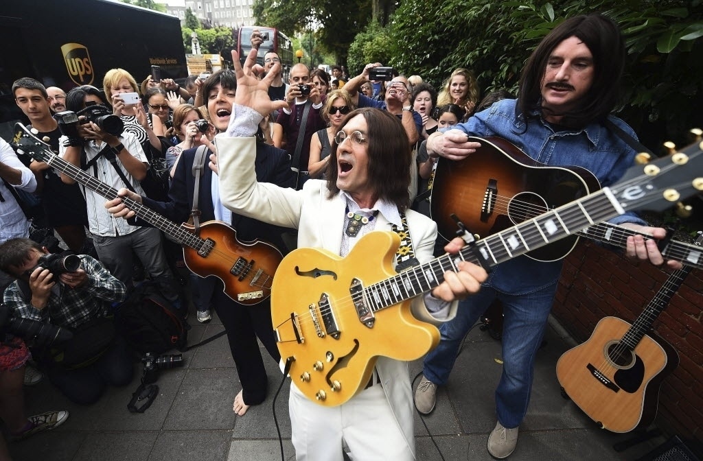 8.ago.2014 - Atores do musical "Let it Be" em Abbey Road, em Londres - Andy Rain/EFE
