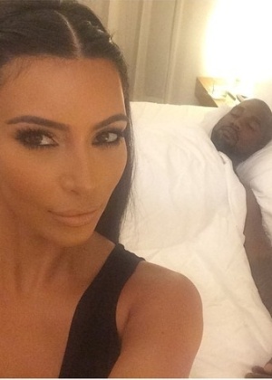 Kim Kardashian gosta mesmo de "selfies". Ela faz imagens até do marido dormindo na cama do casal 