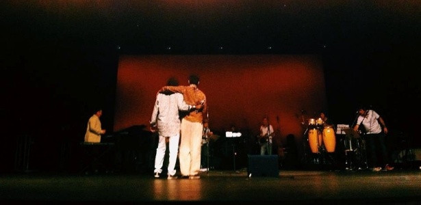 Criolo abraça Milton Nascimento no primeiro show da parceria, no Palácio das Artes, em Belo Horizonte - Reprodução/Facebook - Reprodução/Facebook
