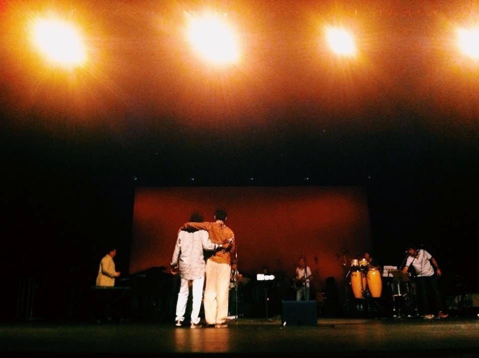 Criolo abraça Milton Nascimento no primeiro show da parceria, no Palácio das Artes, em Belo Horizonte - Reprodução/Facebook