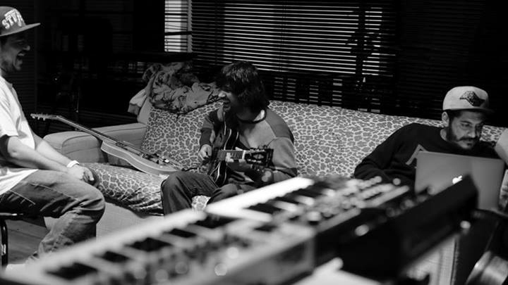 Criolo em estúdio em São Paulo com o músico e produtor Daniel Ganjaman (de boné) e o guitarrista Guilherme Held - Reprodução/Facebook