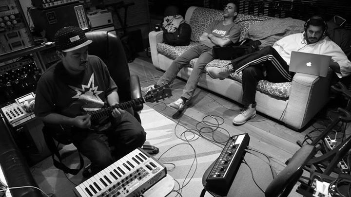 Criolo em estúdio em São Paulo com os músicos e produtores do novo disco, Daniel Ganjaman e Marcelo Cabral  - Reprodução/Facebook