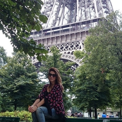9.ago.2014 - Fernanda Paes Leme curte dias de folga em Paris. A atriz posou em frente à Torre Eiffel e disse "Fazendo a meiga na torre".