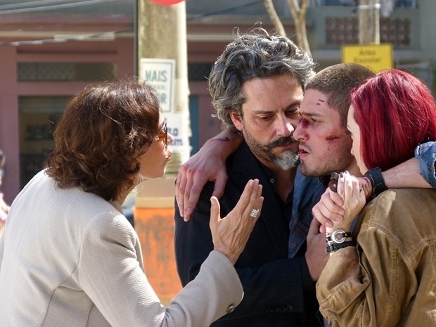 Depois de levar uma surra de bandidos, João Lucas (Daniel Rocha) não aceita ajuda da mãe, Maria Marta (Lilia Cabral), e a xinga em público: 