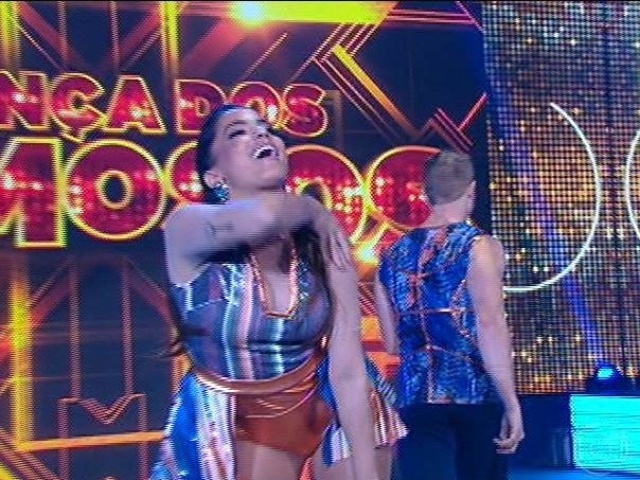 10.ago.2014 - Ao lado do bailarino Magno Dutra, Anitta estreia no "Dança dos Famosos", no "Domingão do Faustão"