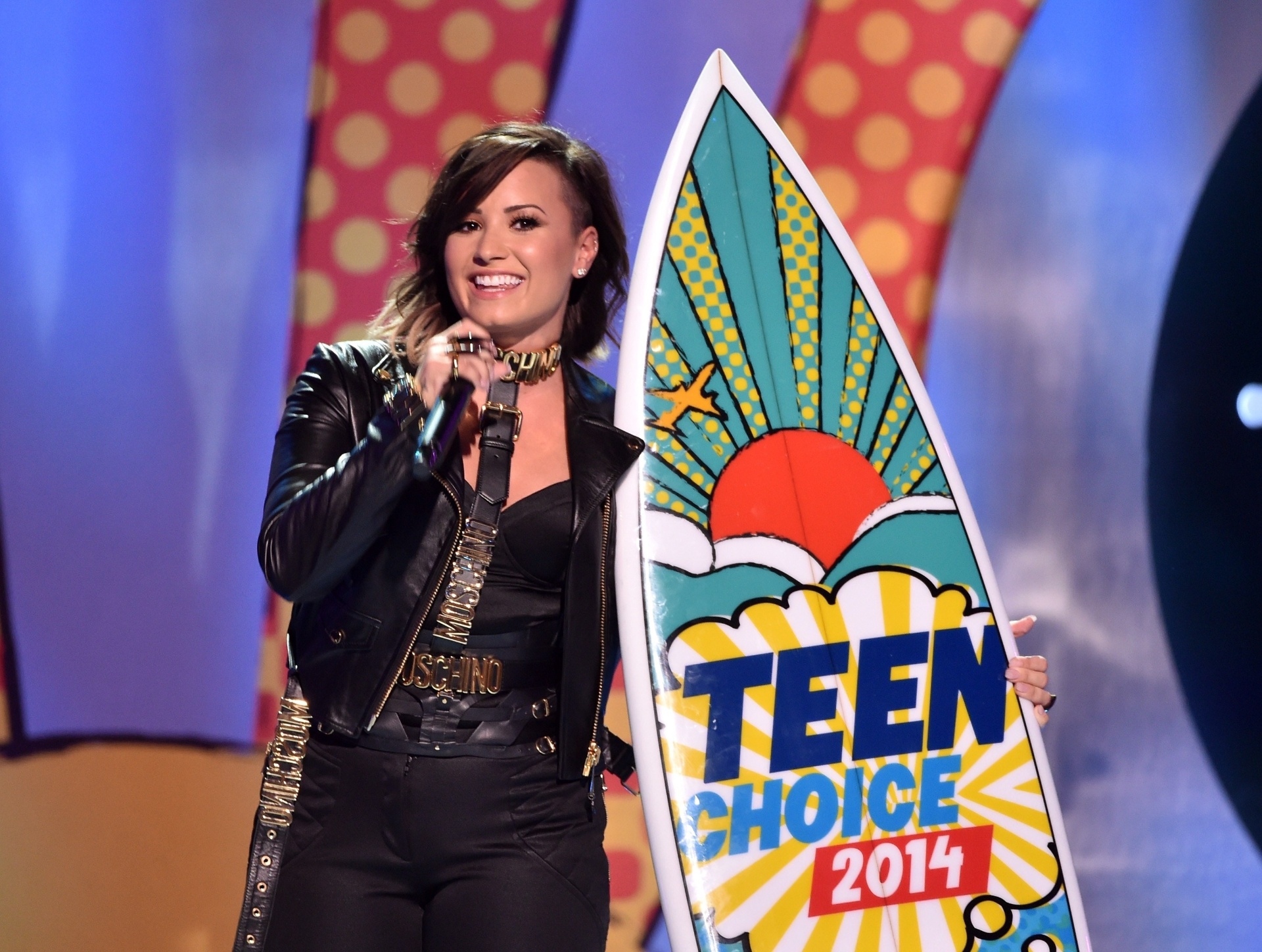 10.ago.2014 - Demi Lovato leva prêmio no Teen Choice Awards, onde também se apresentou na noite deste domingo - Kevin Winter/Getty Images/AFP