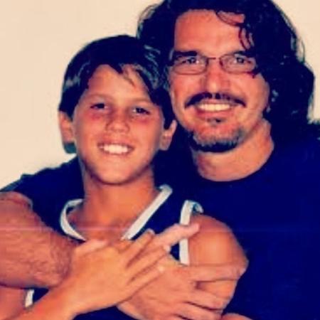 10.ago.2014 - O ator Rômulo Neto, o Robertão de "Império", homenageou o pai, Rômulo Arantes, morto em 2000. "Estamos juntos pra sempre, independente desse plano físico! Feliz dia dos pais. Te amo eternamente", escreveu o jovem. Como nadador, Rômulo Arantes Junior participou de três Olimpíadas. Na TV, esteve em novelas como "Pantanal", "Vira-Lata" e "Quatro Por Quatro" - Reprodução/Instagram/romuloneto - Reprodução/Instagram/romuloneto