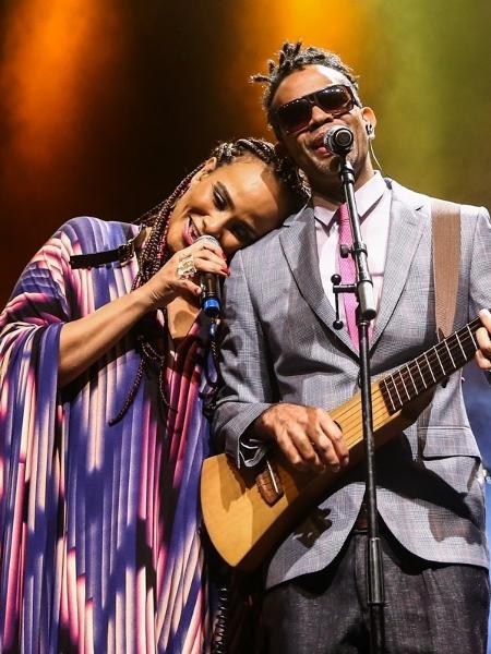 9.ago.2014 - Luciana Mello e Jair Oliveira fazem show em homenagem a Jair Rodrigues, na véspera do Dia dos Pais, no palco do HSBC Brasil, em São Paulo. O show trouxe clássicos que consagraram a carreira do cantor como "Deixa Isso Pra Lá", "Majestade Sabiá", "O Samba Que Me Cantou", além de sucessos da dupla Jair e Luciana, como "Simples Desejo", composição de Jairzinho, gravada por Luciana. - Manuela Scarpa/Photo Rio News - Manuela Scarpa/Photo Rio News