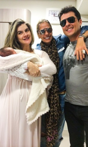 11.ago.2014 - A apresentadora Adriane Galisteu visita Mirella Santos, Ceará e Valentina, a filha do casal, que nasceu neste domingo (11)