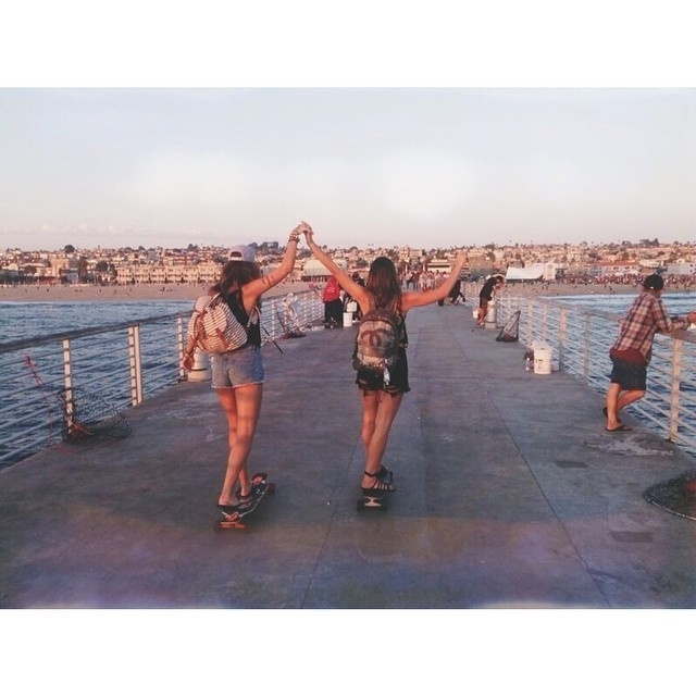 11.ago.2014 - Bruna Marquezine e Stéphannie Oliveira andam de skate no pier de uma praia da Los Angeles. A atriz está desde a semana passada na cidade americana para gravar seu primeiro filme internacional