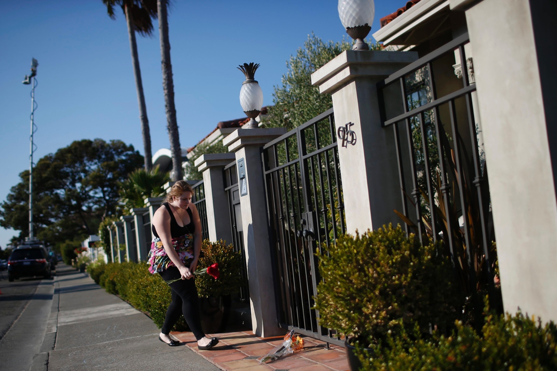 11.ago.2014 - Fã deixa flores no portão da casa de Robin Williams em Tiburon, na Califórnia, Estados Unidos. O ator foi encontrado morto nesta segunda-feira, com suspeita de asfixia - Stephen Lam/Reuters