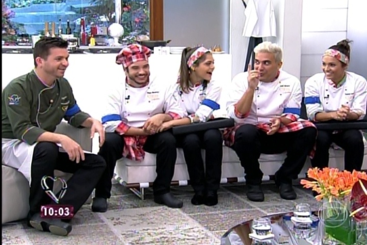 11.ago.2014 - Participantes do "Super Chef Celebridades" interagem na estreia do quadro, no "Mais Você"