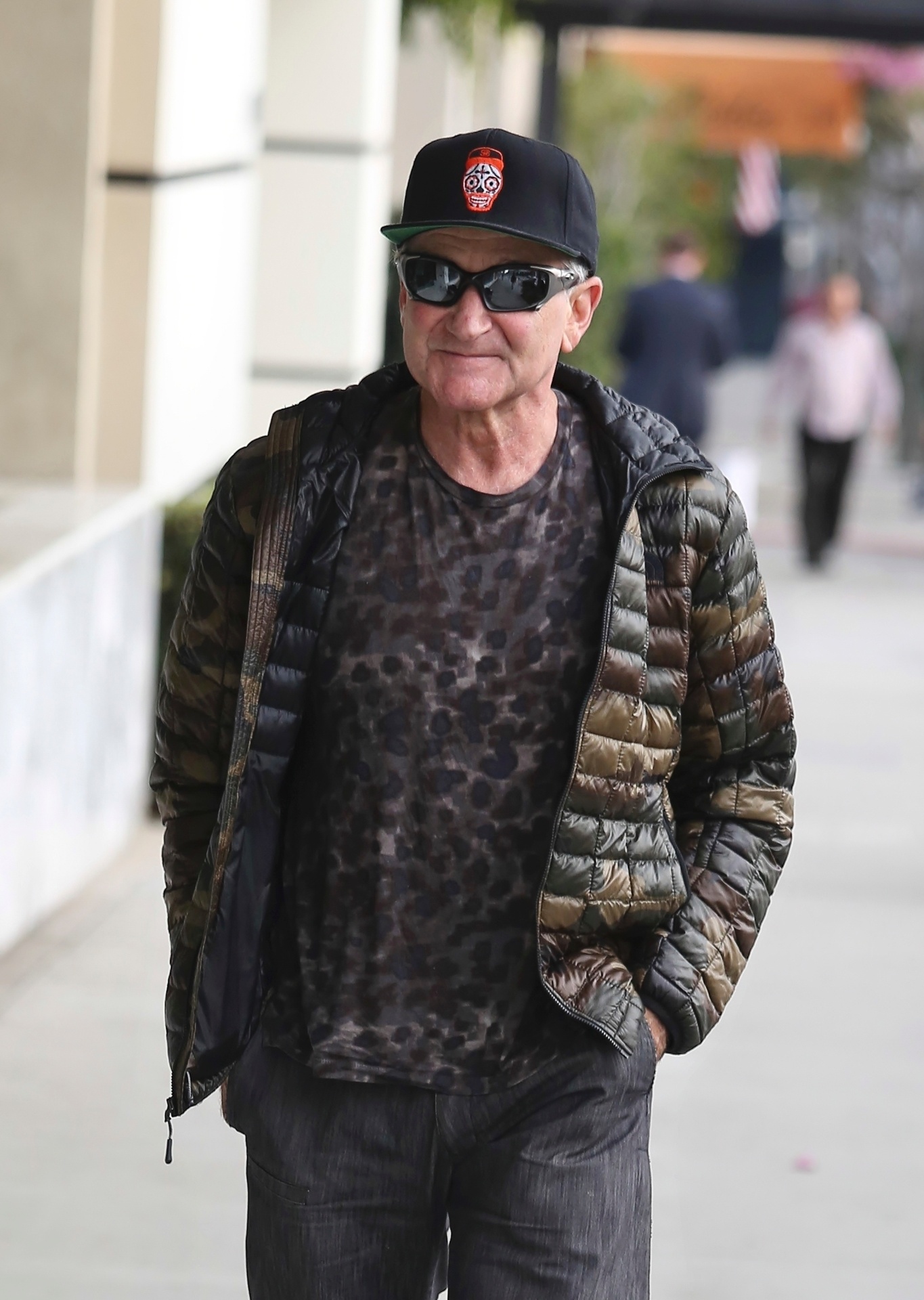 11.fev.2014 - Robin Williams faz caminhada pelas ruas de Beverly Hills, em Los Angeles - Splash News/AKM-GSI/AKM-GSI
