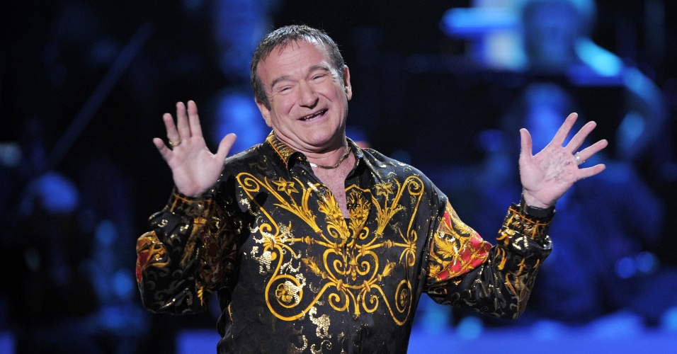 6.abr.2008 - Robin Williams canta no programa "Idol Gives Back" em Hollywood, na Califórnia