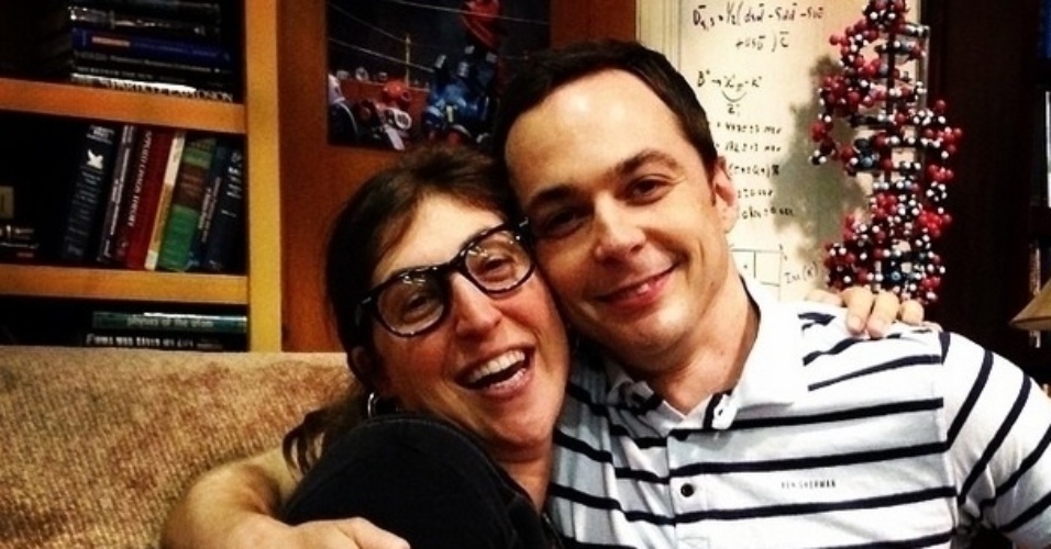 6.ago.2014 - O ator Jim Parsons, o Sheldon de "The Big Bang Theory", posta foto ao lado da atriz Mayim Bialik, a Amy, para comemorar o início das gravações da oitava temporada da série