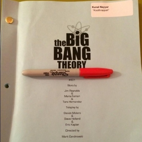 6.ago.2014 - O ator Kunal Nayyar, o Raj de "The Big Bang Theory", posta foto de um roteiro da oitava temporada da série