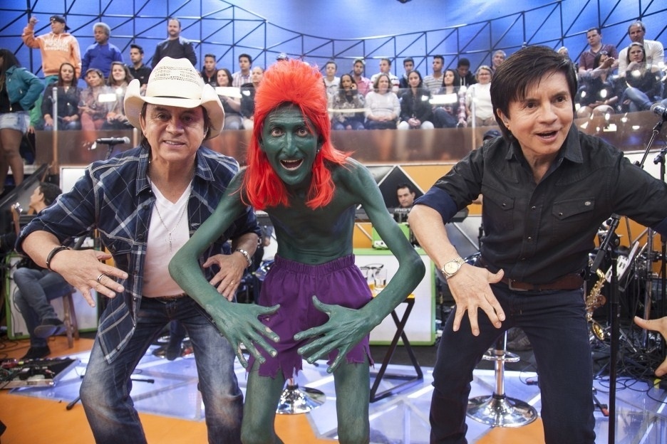 Dupla Chitãozinho & Xororó dança "Passinho do Hulk Magrelo" no programa Legendários