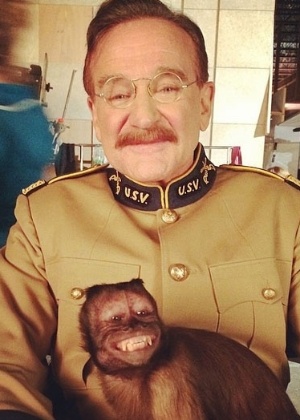 Robin Williams nos bastidores de "Uma Noite no Museu 3" com o macaco Crystal - Reprodução/Instagram/therobinwilliams